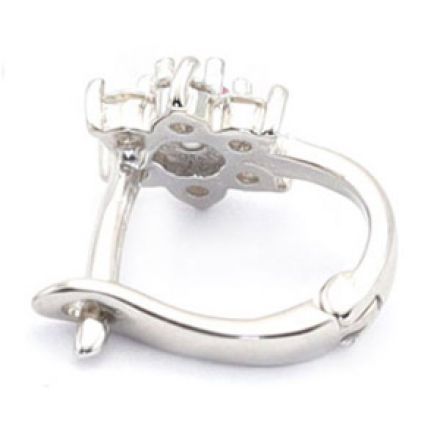 A baba fülbevalónak kikapcsolódik a zárja