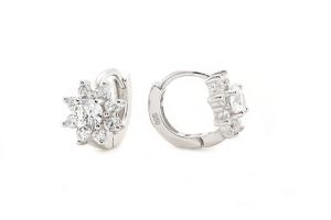 Ezüst baba fülbevaló bepattintós virág fehér kövekkel - Ezüst gyerek fülbevaló