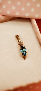 Arany gyermek fülbevaló elölkapcsos foglalt köves pici navett világos türkiz kővel - 